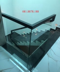 Cầu thang kính không trụ sơn đen đi trên mặt kính