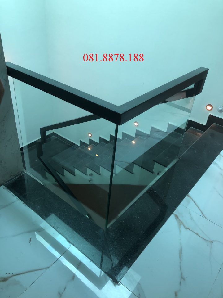 Cầu thang kính không trụ sơn đen đi trên mặt kính