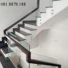 Cầu thang kính không trụ tay sơn đen đi hông 2