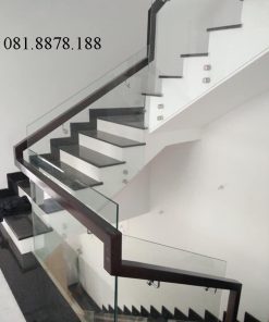 Cầu thang kính không trụ tay sơn đen đi hông 2