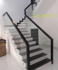 Cầu thang kính không trụ sơn đen đi trên mặt kính