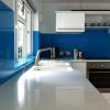 Kính màu ốp bếp màu xanh biển