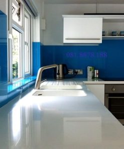 Kính màu ốp bếp màu xanh biển