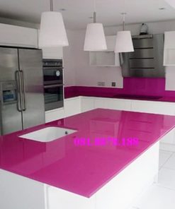 Kính màu ốp bếp màu hồng đậm