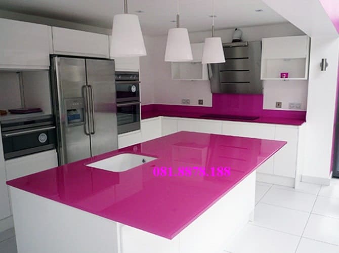 Kính màu ốp bếp màu hồng đậm