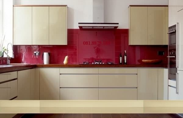 Kính màu ốp bếp màu đỏ ruby
