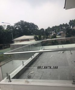 Lan can kính tay đi hông kính
