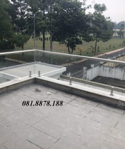 Lan can kính tay đi hông kính