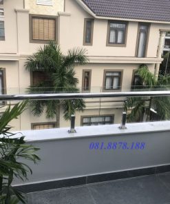 Lan can kính tay đi hông kính