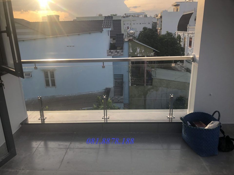Lan can kính trụ hộp