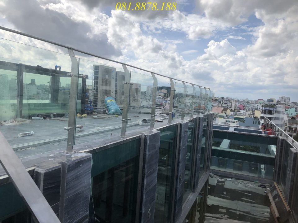 Lan can can kính trụ cao đặc