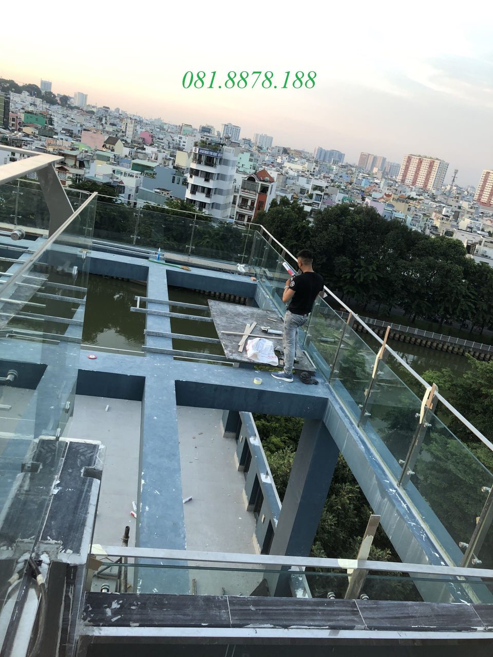 Lan can can kính trụ cao đặc 2
