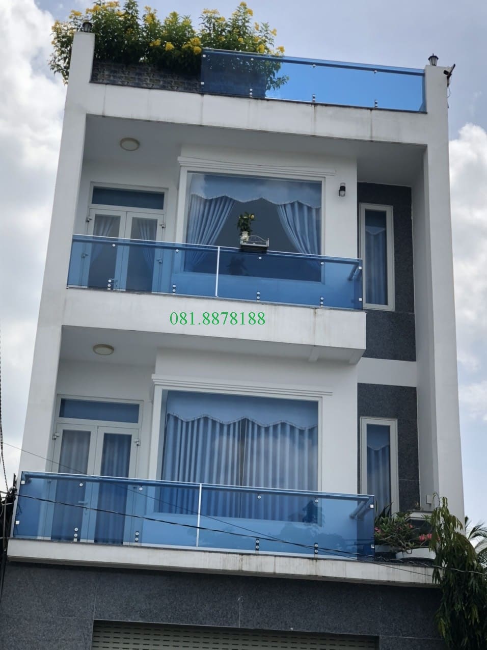 Lan can kính màu