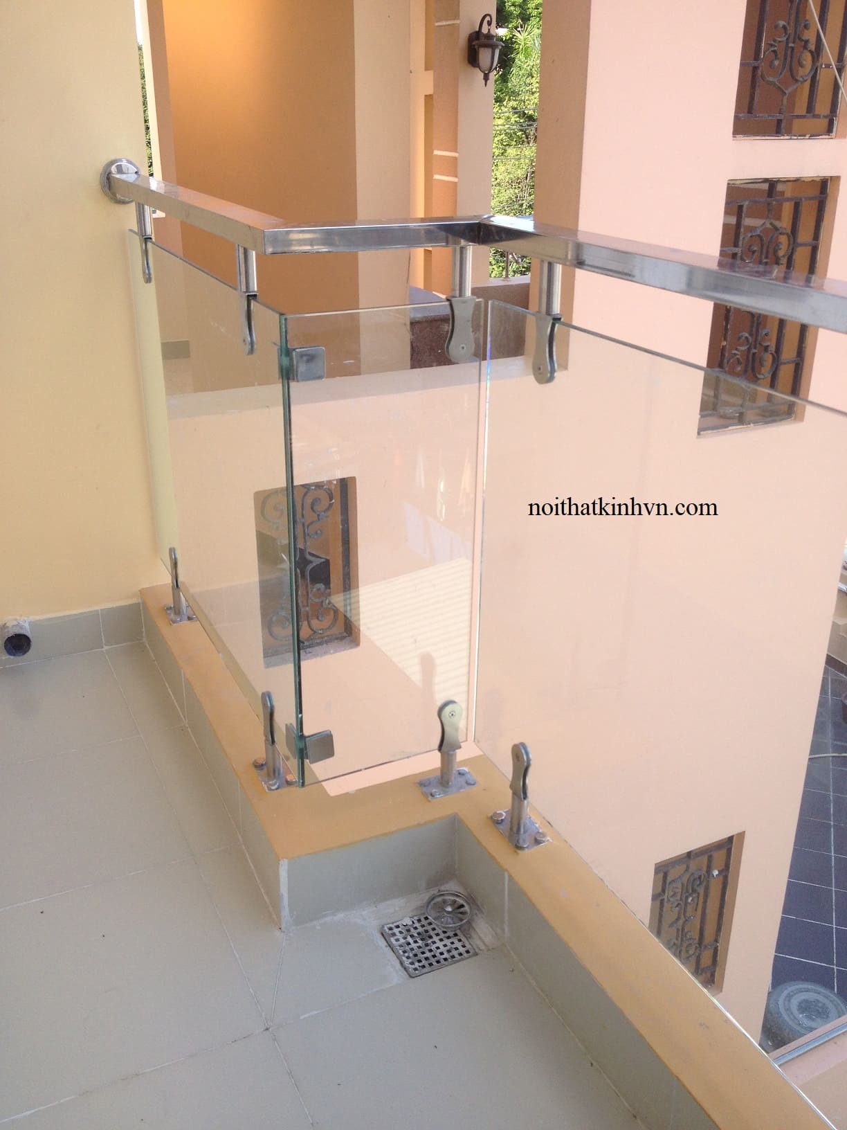 Lan can kính chân eo số 8