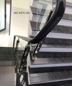 Cầu thang kính tay căm xe sơn đen