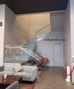 cầu thang kính không trụ tay vịn sồi đi hông