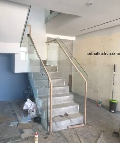 cầu thang kính không trụ tay vịn sồi đi hông
