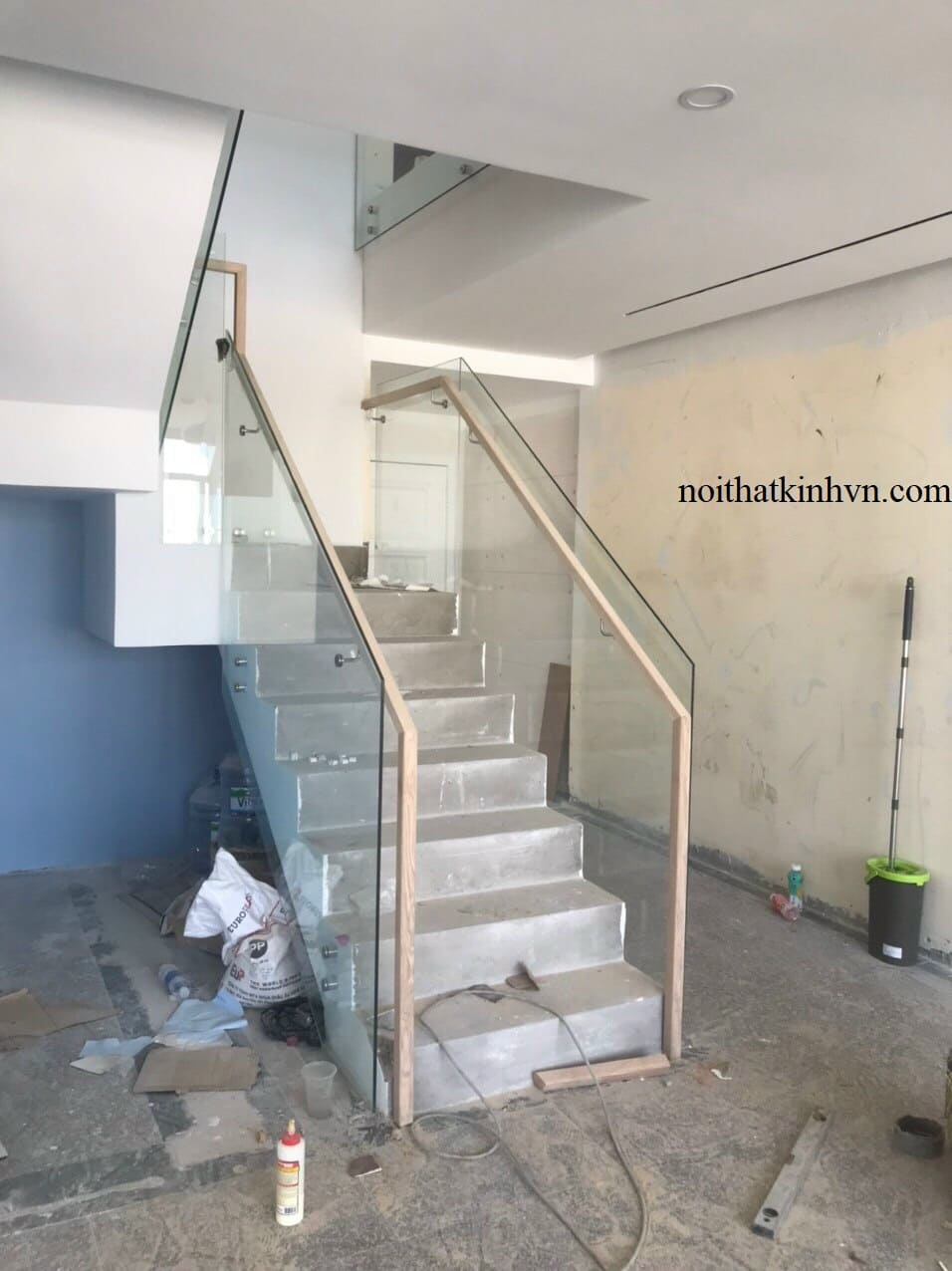 cầu thang kính không trụ tay vịn sồi đi hông