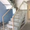 cầu thang kính không trụ tay vịn sồi đi hông