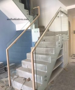 cầu thang kính không trụ tay vịn sồi đi hông