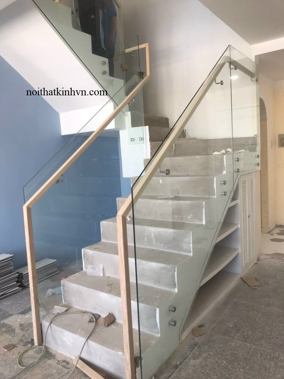 cầu thang kính không trụ tay vịn sồi đi hông