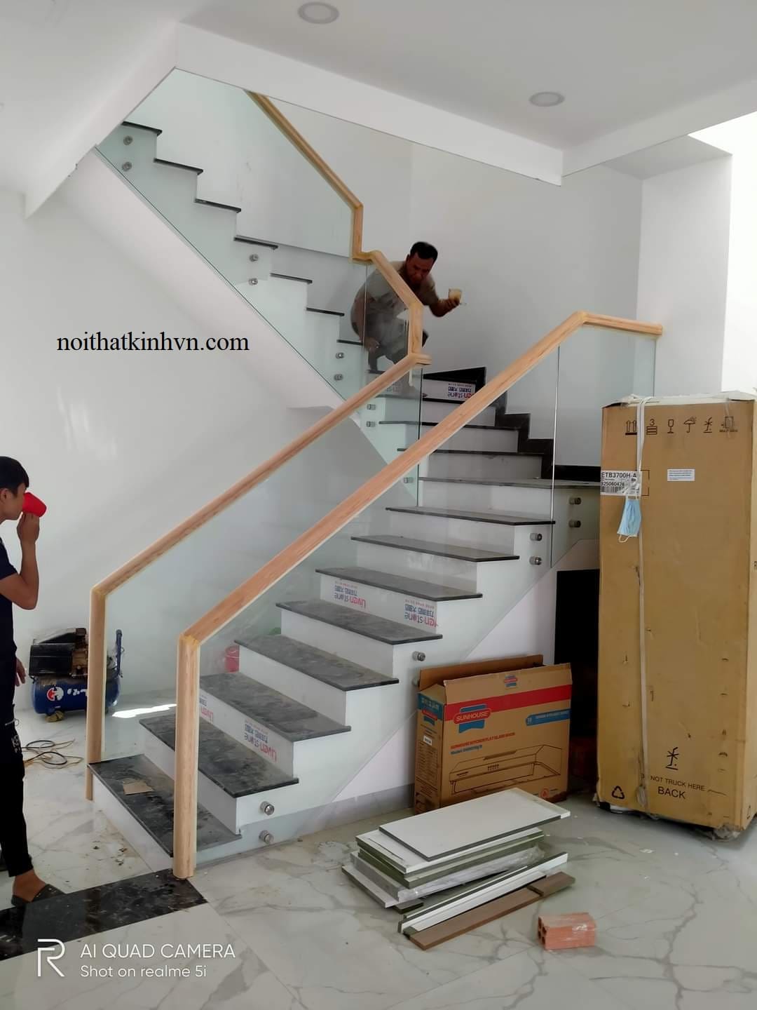 Cầu thang kính không trụ tay vịn tròn