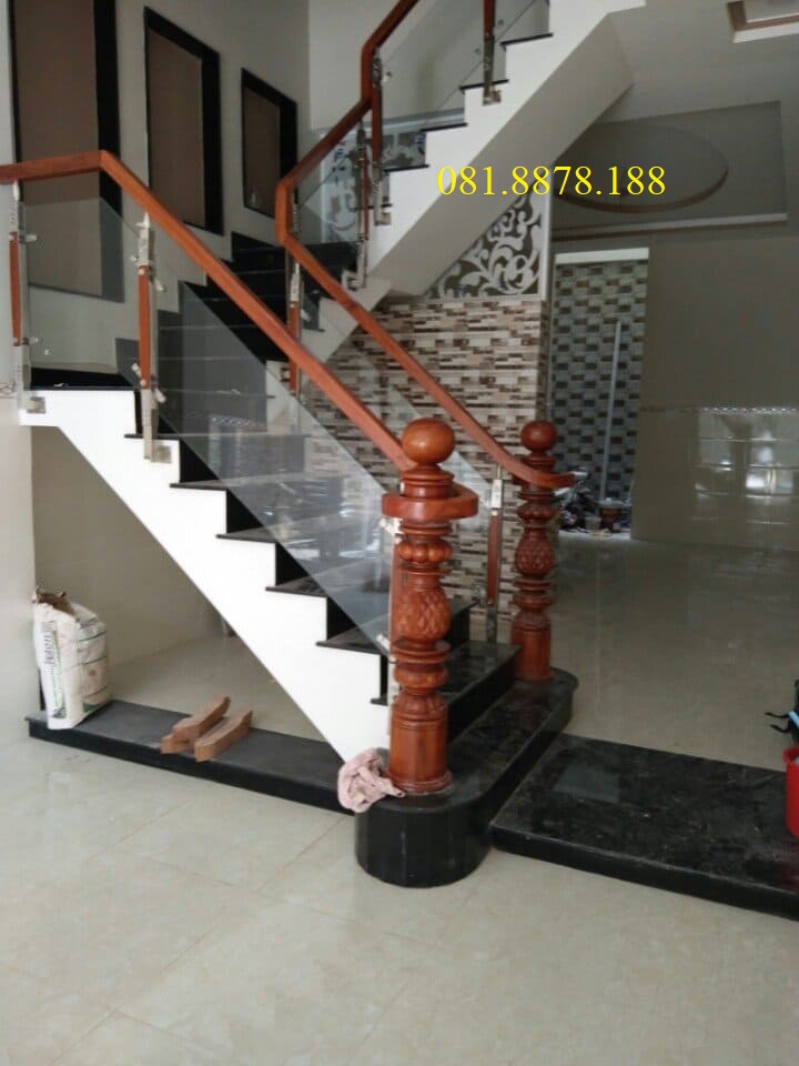 cầu thang kính tay vuông đi trụ cái