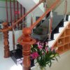 Cầu thang kính sử dụng trụ cái tròn trơn