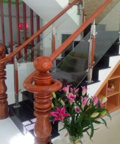 Cầu thang kính sử dụng trụ cái tròn trơn