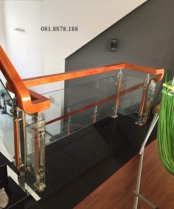 Cầu thang kính tay vịn gỗ gõ đỏ
