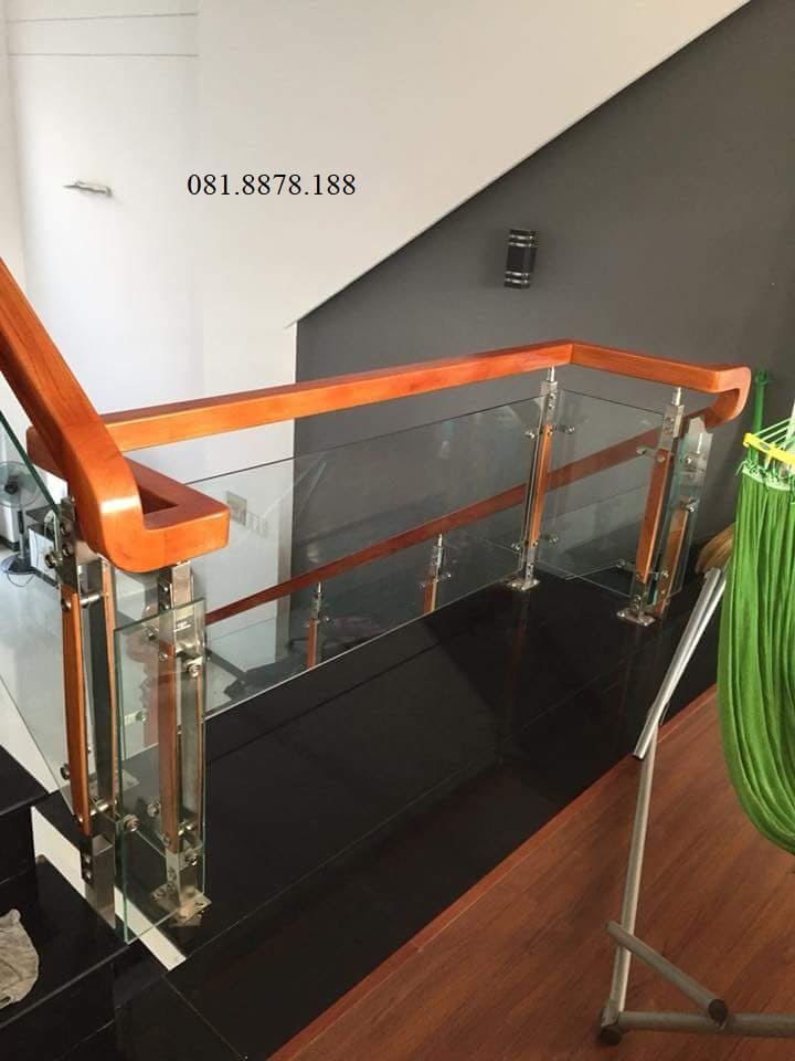 Cầu thang kính tay vịn gỗ gõ đỏ