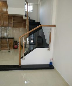 Cầu thang kính tay vịn gỗ sồi