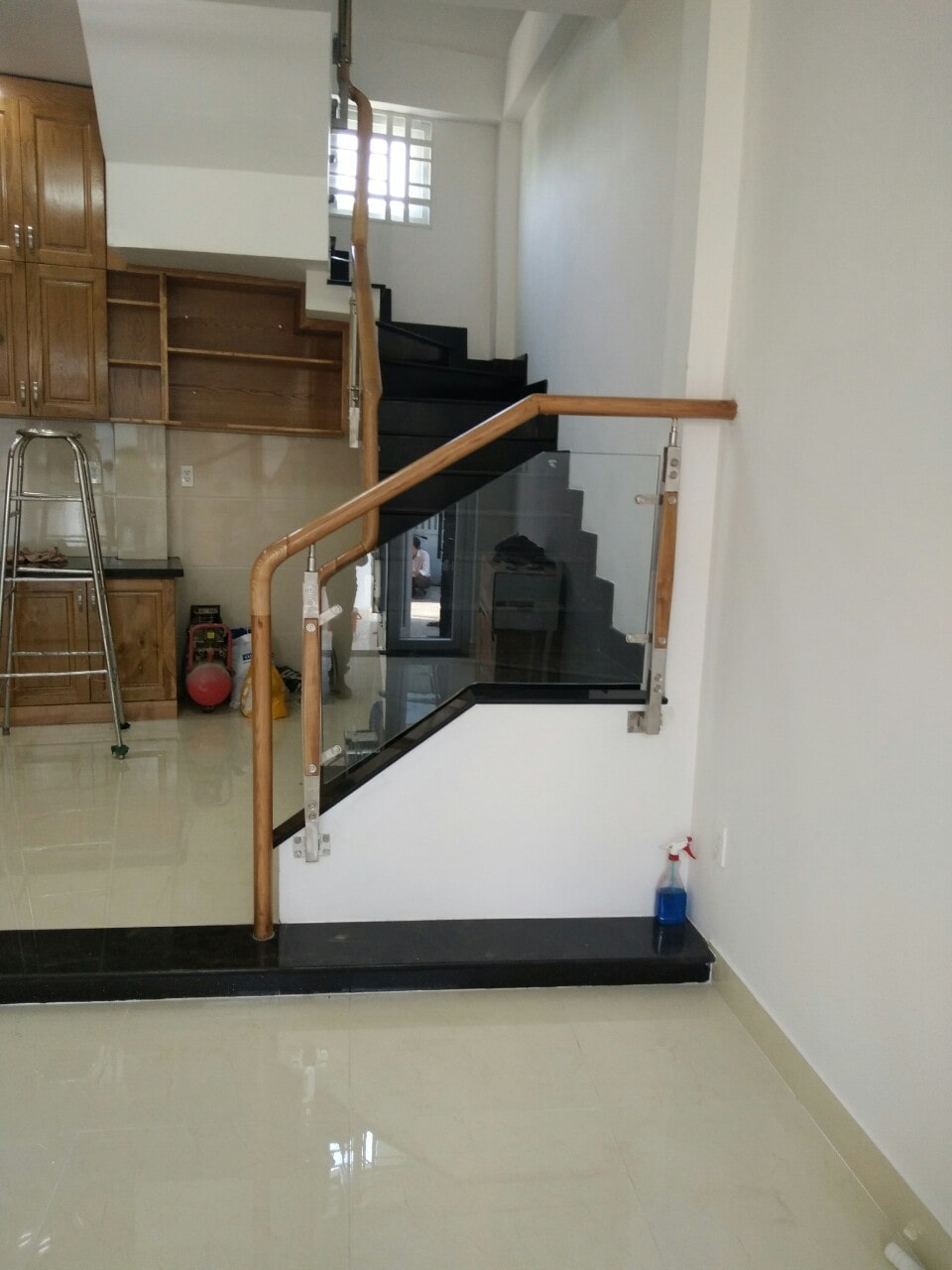 Cầu thang kính tay vịn gỗ sồi