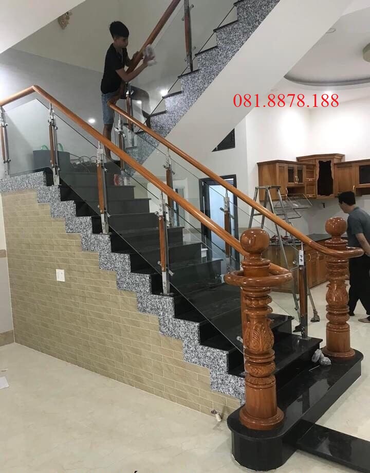 Cầu thang kính trụ cái trạm