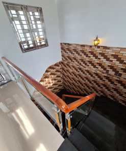 Cầu thang kính tay vịn omega 2