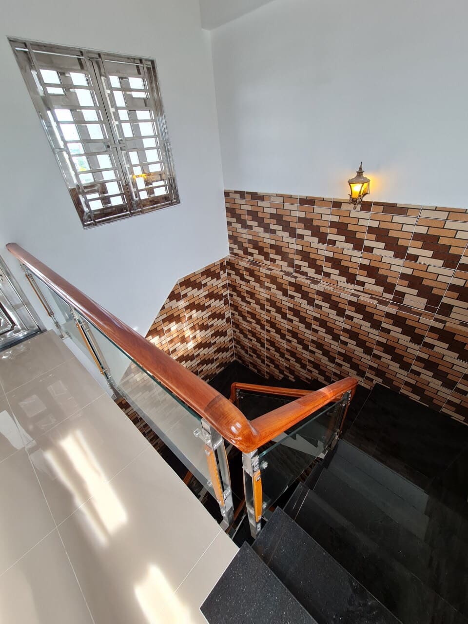 Cầu thang kính tay vịn omega 2