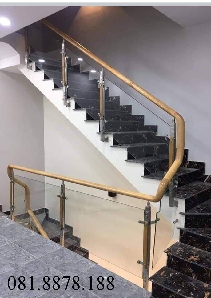 Cầu thang kính tay vịn gỗ sồi 22