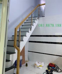 Cầu thang kính tay vịn gỗ sồi 33