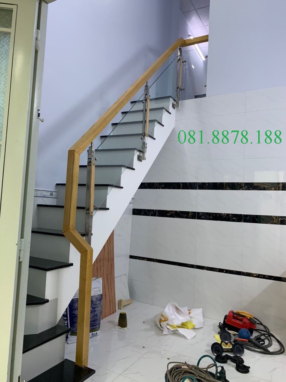 Cầu thang kính tay vịn gỗ sồi 33
