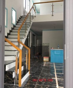 Cầu thang kính tay vịn gỗ gõ đỏ 2