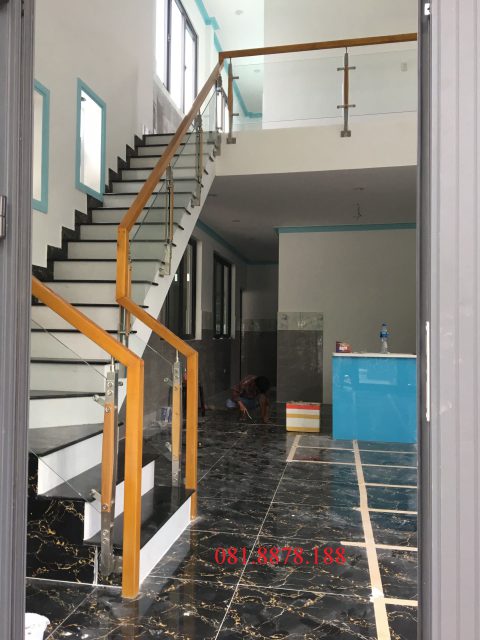 Cầu thang kính tay vịn gỗ gõ đỏ 2