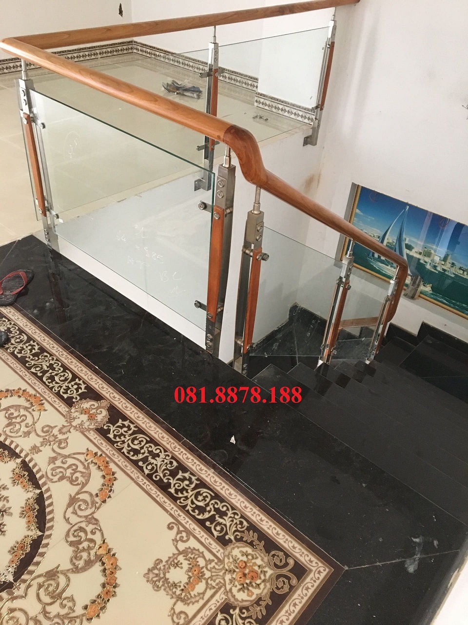 Cầu thang kính tay vịn hạt xoài 2
