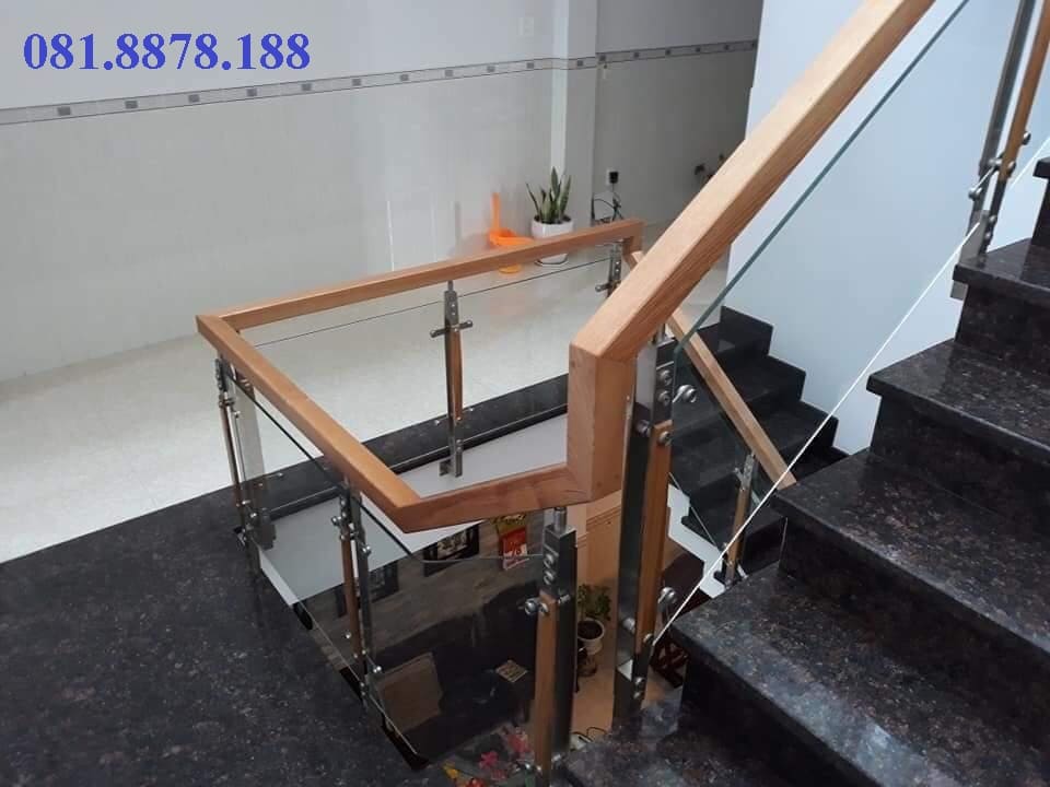 Cầu thang kính tay vuông 60