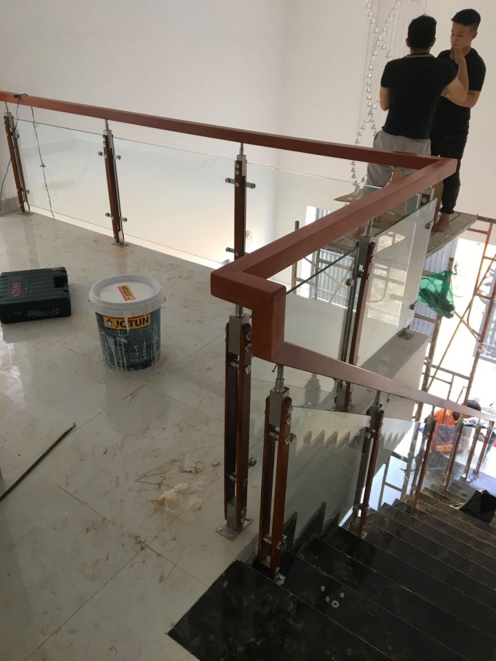 Cầu thang kính giá rẻ 1tr150