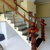 Cầu thang kính tay vịn vuông có trụ cái tròn