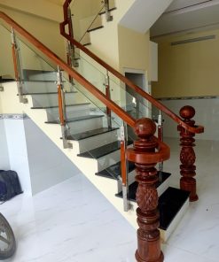 Cầu thang kính tay vịn vuông có trụ cái tròn