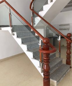 Cầu thang kính sử dụng trụ cái tròn trơn