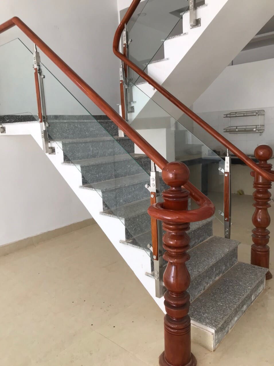 Cầu thang kính sử dụng trụ cái tròn trơn