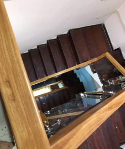 Cầu thang kính tay vịn gỗ sồi