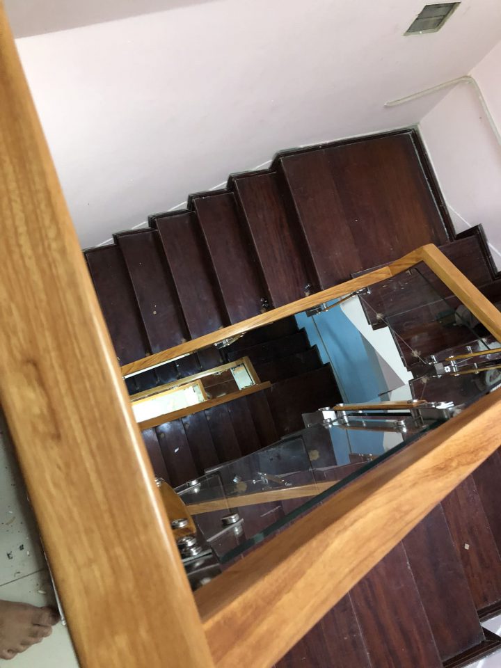 Cầu thang kính tay vịn gỗ sồi